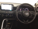 【ハンドル】運転にかかわる様々な操作を安全に行えるように視点移動が少なく操作性に配慮されたスイッチ類が凝縮されたコックピットです。