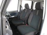 ゆったり座れて、長時間の運転も疲れにくいフロントシート!ホールド性も良く運転に集中できるシートです!!