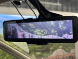 【インテリジェントルームミラー】後席の大きな荷物や同乗者で後方が確認しづらい時でも安心!カメラが撮影した車両後方の映像をルームミラー内に表示。クリアな視界で状況の確認が可能です!