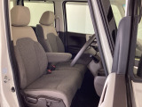 フロントシートはベンチシートです。ベンチシ―トは運転席と助手席の移動もスムーズ!狭い駐車場での乗り降りに便利です。