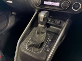 中古車選びで意外と見落としがちなポイントが、シフトレバー周辺の状態です。今回掲載している画像では、操作部分の使用感をはじめ、パネルの傷や擦れ、ボタン類の動作跡など、確認していただけます。