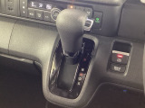 インパネシフトを採用しているので、前席の足元も広々としています。運転席と助手席の行き来もスムーズです!