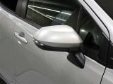対向車や歩行者が認識しやすいサイドターンランプ付カラードドアミラー