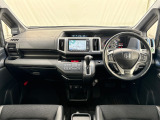 いつでも気持ちよく運転できて、使い勝手のいい収納や体をケアするシート、細部にまでこだわったインテリア♪