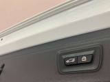 ボタン1つでリアハッチの開閉が可能です。またコンフォートアクセスが付いていれば鍵をポケットに入れた状態でキックで開閉も可能です。