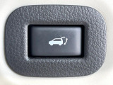 【パワーバックドア】スマートキーや運転席のボタンを押すだけでリアゲートが自動で開閉します!荷物を持っている時や、高い位置にあるバックドアを閉める際に便利な機能です♪
