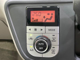 【オートエアコン】一度お好みの温度に設定すれば、車内の温度を検知し風量や温度を自動で調整。暑い&hellip;寒い&hellip;と何度もスイッチ操作をする必要はありません。快適な車内空間には必須の機能ですね♪