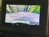 【バックカメラ】駐車時に後方がリアルタイム映像で確認できます。大型商業施設や立体駐車場での駐車時や、夜間のバック時に大活躍!運転スキルに関わらず、今や必須となった装備のひとつです!