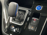前後の動きだけで簡単に操作できる先進的なデザインの電制シフト。扱いやすく、手に馴染みやすい設計となっています。電子パーキング・オートブレーキホールド付き
