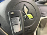 【オペレーションキー】カバンやポケットに入れたままでもドアの施錠・解錠が可能なスマートキーを装備。エンジンのオン・オフ時もカギを取り出す必要が無いからとっても便利です♪