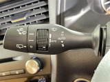 【オートワイパー(AUTO)】雨が降り出した時に、雨滴検出用センサー(レインセンサー)が雨滴を感知すると、自動でワイパーが動作します。