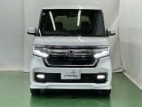 LEDヘッドライトを装備しています。LEDヘッドライトはとても明るく、雨の日や夜間走行も安全・安心です。オートライトコントロール付きで周囲の明るさに応じて自動で点灯・消灯します