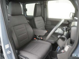運転席のスペースはゆったりしていていながらも、腰のホールドを増やし長時間乗っても疲れにくいシートとなっております。また座面も頻繁な乗り降りでも破れにくい縫製となっております。