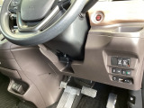高速で便利なETCがあり、便利なパワースライドドアや、横滑りを防ぐVSAなどのスイッチは、運転席の右側、手の届きやすい位置にあります。