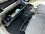 グローブボックスの他にも収納をご用意してます。車内をスッキリ見せることができます!