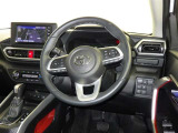 運転席まわりです。 各操作スイッチは使いやすい位置に配置されてます。