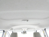 【ルーフ】天井部分も目立つ汚れはなく、清潔感のある状態です。車内全体に清掃が行き届いており、爽やかな気持ちでドライブをスタートできます。