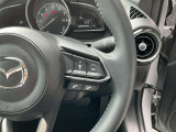 【マツダ・レーダー・クルーズ・コントロール】ハンドルに付いているボタン操作で、自動で車間距離や速度をコントロールし、長距離走行時などのドライバーの負担を軽減します。