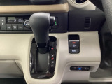 運転席周辺のスマートなレイアウトが、操作のしやすさを実現。快適なドライブをサポートします。手元で操作ができる、電子制御パーキングブレーキ。