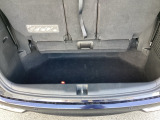 荷室は3列目シートを立てたままでも十分な容量があります。