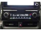 ★エアコンはオートタイプが装着済みです!オートモードにしておけば、車内温度を設定するだけで風の料や吹き出し口の切り替えを機械が行ってくれます!一年中快適な環境を作れますよ♪