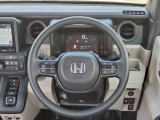 視界の良い運転席、ステアリング周りの画像です。