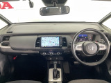水平基調でスッキリとしたフロントビュー。広く見渡せて運転に安心をもたらします