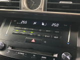 【左右独立型フルオートエアコン】運転席と助手席でそれぞれお好みの温度に設定可能。同乗者にも配慮した、快適な空調をお届け致します。