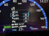 隣車線を走る車両をレーダーで検知し、ドアミラーでは確認しにくい後側方エリアに存在する車両に加え、急接近してくる車両も検知します。車両を検知するとドアミラーに搭載されたLEDインジケーターが点灯します。