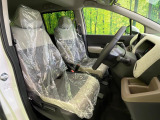 運転席まわりには十分なスペースがあり、大柄な方でもゆったり運転していただける環境です。