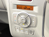 【オートエアコン】一度お好みの温度に設定すれば、車内の温度を検知し風量や温度を自動で調整。暑い&hellip;寒い&hellip;と何度もスイッチ操作をする必要はありません。快適な車内空間には必須の機能ですね♪