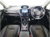 ■視界良好で運転しやすいコックピットです。シンプルで操作性の良いインパネ回りにデザインされ、SUBARUは安全性能に徹底的にまでこだわった視界設計を行っています。