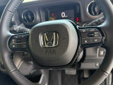 【ステアリングスイッチ】が付いており運転中に前方から目線をそらすことなくオーディオ等の操作が可能なので安心・快適にカーライフをお楽しみいただけます。