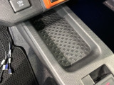 運転席、助手席間には小物入れがあります。