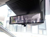 スマートルームミラーがリヤカメラで車両後方の映像ルームミラー表示しをクリアな後方視界を確保してくれます。