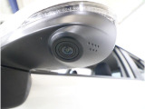 ■助手席側ドアミラーにはサイドビューカメラを装備。ドライバーの死角となりやすい車体左下側がきちんと確認できるので、幅寄せや狭い道でのすれ違いなどに効果を発揮します。
