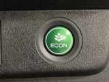 ECON モードをON にするとアクセルペダルの動きに対するエンジンの反応とエアコンの制御を切り換えることで、燃費のいい運転をするドライバーがペダルを踏んだ時と同じようにエンジンを制御します。