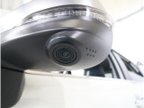 ■助手席側ドアミラーにはサイドビューカメラを装備。ドライバーの死角となりやすい車体左下側がきちんと確認できるので、幅寄せや狭い道でのすれ違いなどに効果を発揮します。