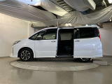 両側パワースライドドア付きだから、狭い駐車スペースなどでの 乗り降りラクラク!小さなお子さまのいるご家庭には嬉しい装備。