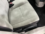 痛みの出やすい運転席シートの角、フロアマット、座面、ともに良好です