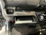 運転席手元に、ティッシュBOXや手荷物を置けるスペースあります☆