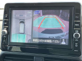 アラウンドモニター、上空から見下ろしているかのような映像をディスプレイに映し出し、スムースな駐車をサポートします。さらに、人や自転車など周囲に動くものがいる場合には、表示とブザーで注意を促します。