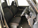 運転席の座面高さを調整できるシートリフターが付いています。