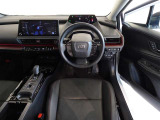 革巻きステアリングで快適な操作性の運転席です。