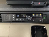 オートエアコンがついてますので、簡単操作で快適に過ごせます。リア熱線のスイッチの中にサイドミラーヒーターも入っています。パネル内のシートヒータースイッチは前席の左右別々に2段階で温度設定ができます。
