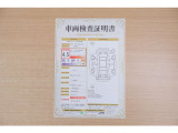 【車両検査証明書】店頭にて、クルマの状態が一目で分かる査証明書を公開中。トヨタ認定検査員が厳しく検査し、状態を点数と図解で表示しています。修復歴はもちろん、傷やヘコミの箇所や程度がご確認いただけます。
