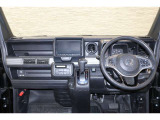 操作性に優れた運転席となります!小物入れや各ボタンの配置にこだわり、使いやすいです!座り心地もよく視認性も良好なのでロングドライブもお任せ下さい!