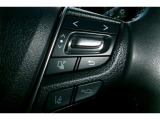 ステアリングスイッチ付き。前方から目を離すことなく、オーディオの選局や運転支援系の操作ができます。