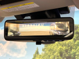 【スマートリヤビューミラー】後席の大きな荷物や同乗者で後方が確認しづらい時でも安心!カメラが撮影した車両後方の映像をルームミラー内に表示。クリアな視界で状況の確認が可能です!