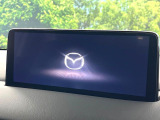 【10.25インチマツダコネクト】車内の雰囲気にマッチした大型ディスプレイ。スマホ接続でのナビ使用やBluetooth再生等、様々な機能が楽しめます。直感的なダイヤル操作が可能で、使い勝手も良好です。